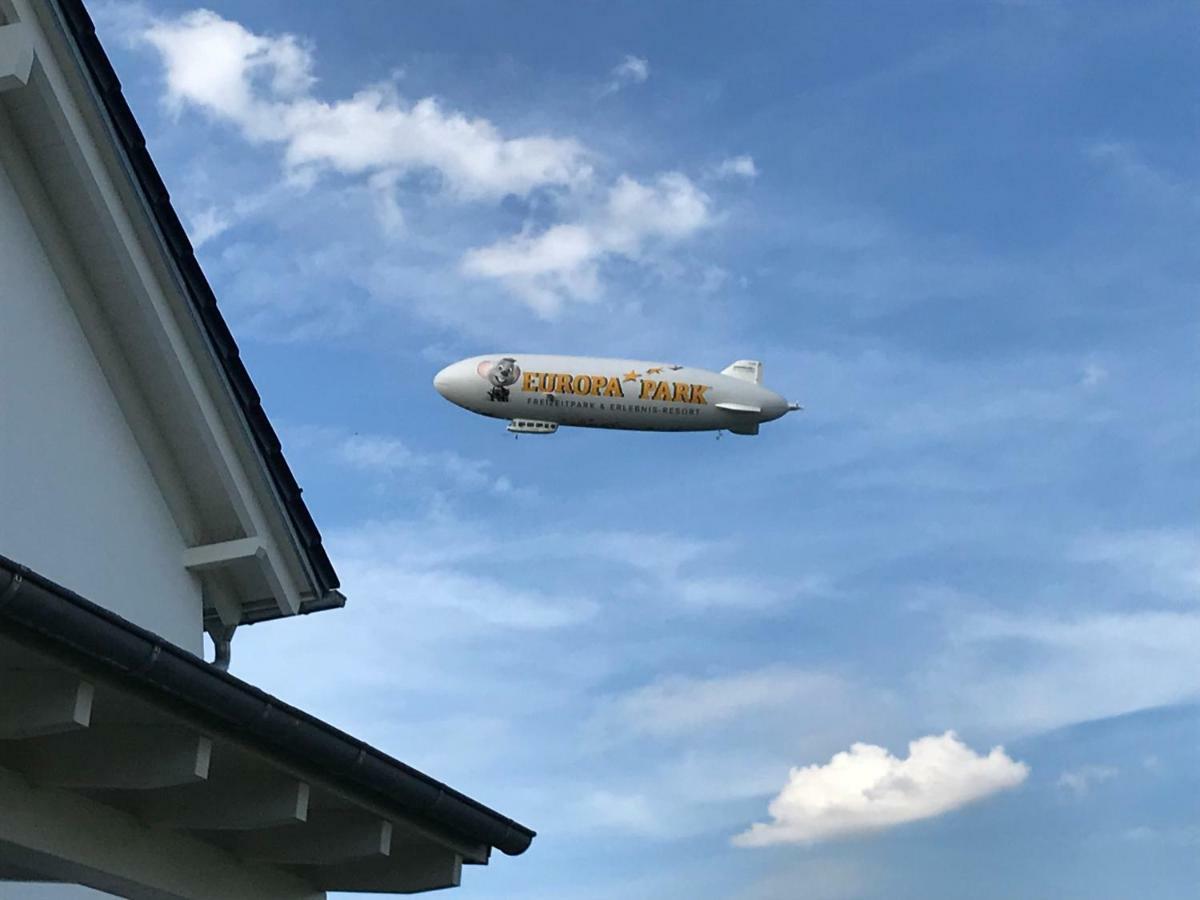 Ferienwohnung Am Zeppelin Hangar フリードリヒスハーフェン エクステリア 写真